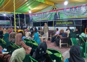 Plt Bupati Bone Bolango, Merlan S. Uloli saat memberikan sambutan pada kegiatan reses Anggota DPRD Provinsi Gorontalo, Faizal Hulukati di FH Center Kelurahan Tumbihe, Kecamatan Kabila, Rabu (8/11/2023) malam. (Foto Indra/Gopos)