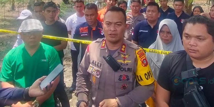 Kapolres Bone Bolango, AKBP Muhammad Alli (tengah) bersama Kasat Reskrim Polres Bone Bolango, AKP Muhammad Arianto (kanan) saat diwawancarai awak media di Desa Diloniyohu, Kecamatan Boliyohuto, Kabupaten Gorontalo, Kamis (9/11/2023). (Putra/Gopos)