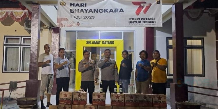 Kapolsek Paguat Iptu Bartel Tamboto bersama jajaran usai menggagalkan penyeludupan ratusan botol miras, Selasa (7/11/2023).