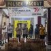 Kapolsek Paguat Iptu Bartel Tamboto bersama jajaran usai menggagalkan penyeludupan ratusan botol miras, Selasa (7/11/2023).