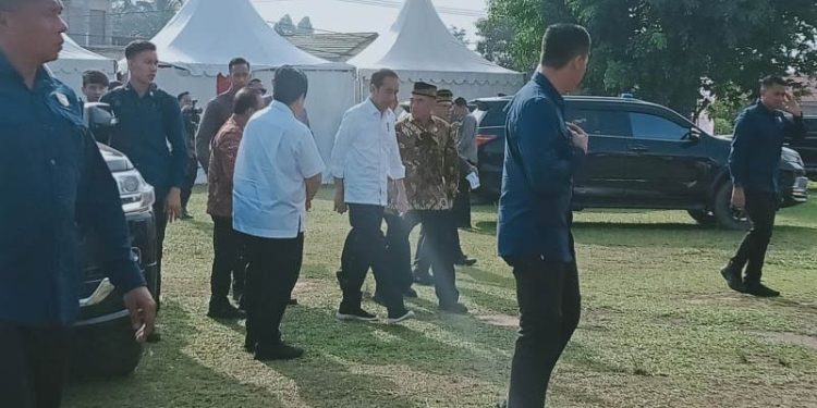 Presiden Jokowi ketika tiba di lokasi Pundak Acara Puncak Acara Festival Harmoni Budaya Nusantara di Lapangan Taruna Desa Bukit Raya, Kecamatan Sepaku, Kabupaten Penajam Paser Utara, Provins Kalimantan Timur, Jumat (3/11/2023) (ANTARA/Nyaman Bagus Purwaniawan)