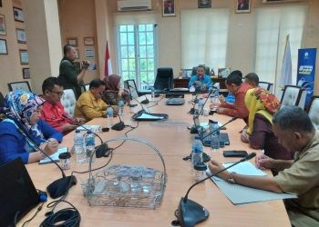 Staf Ahli Bupati Bidang Percepatan Penanggulangan Kemiskinan dan Infrastruktur, Dian Susilo bersama sejumlah Pimpinan OPD saat mengikuti Zoom Meeting Rapat Koordinasi Nasional dan Penyerahan Dana Insentif Fiskal kategori Kinerja Penghapusan Kemiskinan Ekstrem tahun berjalan 2023 yang dihadiri oleh Wakil Presiden Republik Indonesia, Ma’ruf Amin di Ruang Rapat Bupati, Kamis (9/11/2023). (Foto Indra/Gopos)