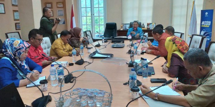 Staf Ahli Bupati Bidang Percepatan Penanggulangan Kemiskinan dan Infrastruktur, Dian Susilo bersama sejumlah Pimpinan OPD saat mengikuti Zoom Meeting Rapat Koordinasi Nasional dan Penyerahan Dana Insentif Fiskal kategori Kinerja Penghapusan Kemiskinan Ekstrem tahun berjalan 2023 yang dihadiri oleh Wakil Presiden Republik Indonesia, Ma’ruf Amin di Ruang Rapat Bupati, Kamis (9/11/2023). (Foto Indra/Gopos)