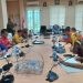 Staf Ahli Bupati Bidang Percepatan Penanggulangan Kemiskinan dan Infrastruktur, Dian Susilo bersama sejumlah Pimpinan OPD saat mengikuti Zoom Meeting Rapat Koordinasi Nasional dan Penyerahan Dana Insentif Fiskal kategori Kinerja Penghapusan Kemiskinan Ekstrem tahun berjalan 2023 yang dihadiri oleh Wakil Presiden Republik Indonesia, Ma’ruf Amin di Ruang Rapat Bupati, Kamis (9/11/2023). (Foto Indra/Gopos)
