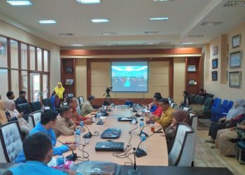 Staf Ahli Bupati Bidang Percepatan Penanggulangan Kemiskinan dan Infrastruktur, Dian Susilo bersama sejumlah Pimpinan OPD saat mengikuti Zoom Meeting Rapat Koordinasi Nasional dan Penyerahan Dana Insentif Fiskal kategori Kinerja Penghapusan Kemiskinan Ekstrem tahun berjalan 2023 yang dihadiri oleh Wakil Presiden Republik Indonesia, Ma’ruf Amin di Ruang Rapat Bupati, Kamis (9/11/2023). (Foto Indra/Gopos)