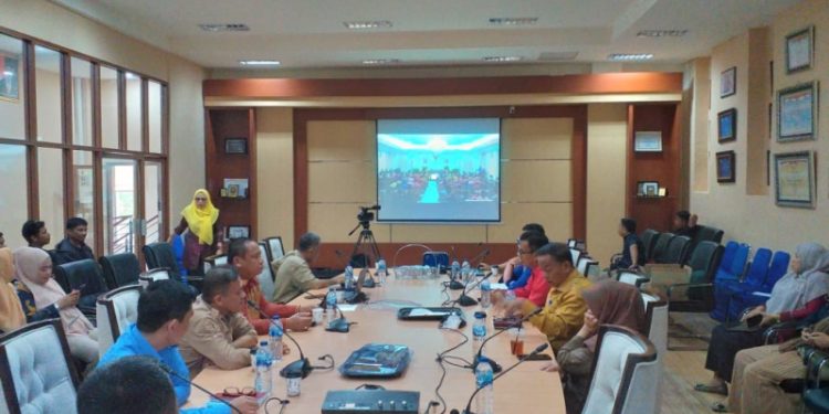 Staf Ahli Bupati Bidang Percepatan Penanggulangan Kemiskinan dan Infrastruktur, Dian Susilo bersama sejumlah Pimpinan OPD saat mengikuti Zoom Meeting Rapat Koordinasi Nasional dan Penyerahan Dana Insentif Fiskal kategori Kinerja Penghapusan Kemiskinan Ekstrem tahun berjalan 2023 yang dihadiri oleh Wakil Presiden Republik Indonesia, Ma’ruf Amin di Ruang Rapat Bupati, Kamis (9/11/2023). (Foto Indra/Gopos)