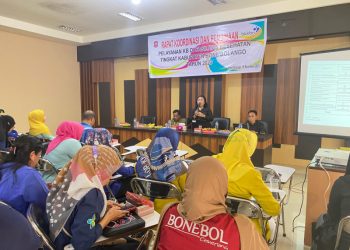 Ketua Tim Kerja Keluarga Berencana dan Kesehatan Reproduksi BKKBN Gorontalo, Ni Nengah Wati saat memberikan arahan kepada penyuluh KB di Kabupaten Bone Bolango, Kamis (16/11/2023). (Foto Indra/Gopos)