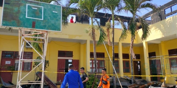 Sisa-sisa reruntuhan pasca kebakaran di SMA Negeri 4 Kota Gorontalo. (F. Putra/gopos)