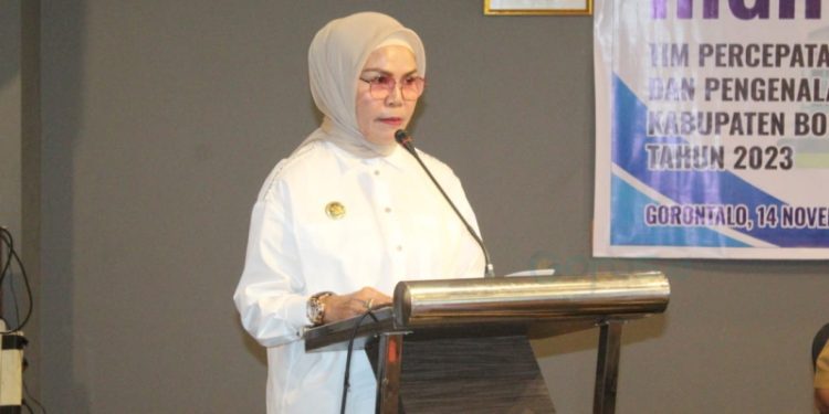 Plt Bupati Bone Bolango, Merlan S. Uloli saat memberikan sambutan pada kegiatan High Level Meeting (HLM) TP2DD Bone Bolango Tahun 2023 dan pengenalan Aplikasi Klik PAD di Ballroom Saronde, Hotel Aston Gorontalo, Selasa (14/11/2023). (Foto Yudi/Sespri)