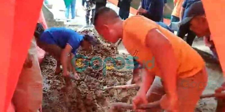 Suasana pembongkaran kuburan HS, Maba IAIN Sultan Amai Gorontalo di pekuburan keluarga di Desa Diloniyohu, Kecamatan Boliyohuto, Kabupaten Gorontalo. (Putra/Gopos)