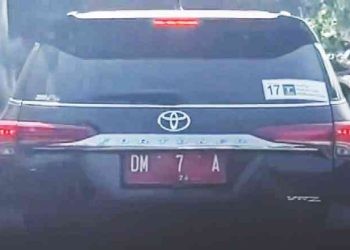 Beredar potongan vidio yang dimana memperlihatkan mobil dinas plat merah DM 7 A yang diduga milik salah satu Wakil Ketua DPRD Kota Gorontalo terlihat memasang stiker logo partai beserta nomor urut