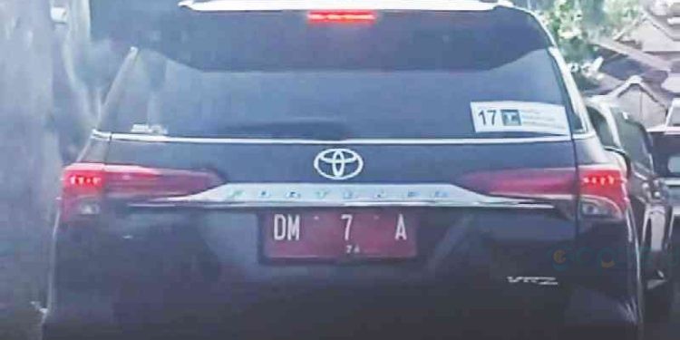 Beredar potongan vidio yang dimana memperlihatkan mobil dinas plat merah DM 7 A yang diduga milik salah satu Wakil Ketua DPRD Kota Gorontalo terlihat memasang stiker logo partai beserta nomor urut