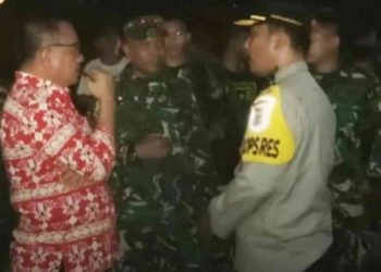 Wali Kota Bitung Maurits Mantiri saat meninjau langsung ke lokasi kejadian bentrokan antar warga. (lambeturahkawanua)