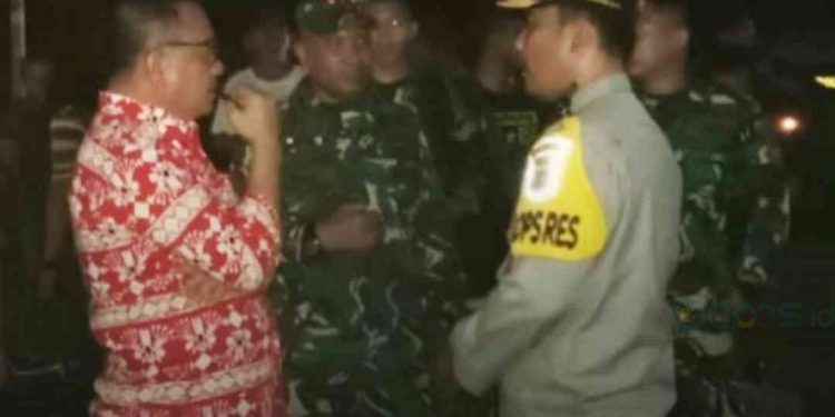 Wali Kota Bitung Maurits Mantiri saat meninjau langsung ke lokasi kejadian bentrokan antar warga. (lambeturahkawanua)