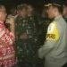 Wali Kota Bitung Maurits Mantiri saat meninjau langsung ke lokasi kejadian bentrokan antar warga. (lambeturahkawanua)