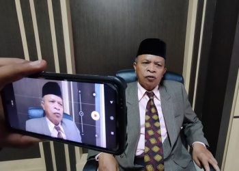 Wakil Rektor III, IAIN Sultan Amai Gorontalo, Lukman Arsyad saat diwawancarai di ruang kerjanya, Jumat (10/11/2023). (Putra/Gopos)