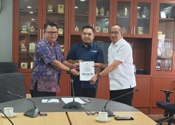 Wali Kota Kotamobagu Arsipan Nani saat memberikan proposal pembangunan pusat jajanan dan survenir kepada pihak Kementerian Perdagangan RI.