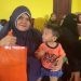 Indy Anggraini warga Kecamatan Bulango Timur saat tersenyum bahagia usai menerima bantuan intervensi stunting dari Pemerintah Kabupaten Bone Bolango. Rabu (15/11/2023). (Foto Adit)
