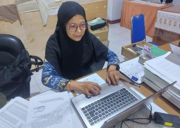 Kepala Seksi Keluarga Berencana DinsosP3APPKB Bone Bolango, Sri Elen Daud saat diwawancarai di ruang kerjanya, Rabu (29/11/2023). (Foto Istimewa)