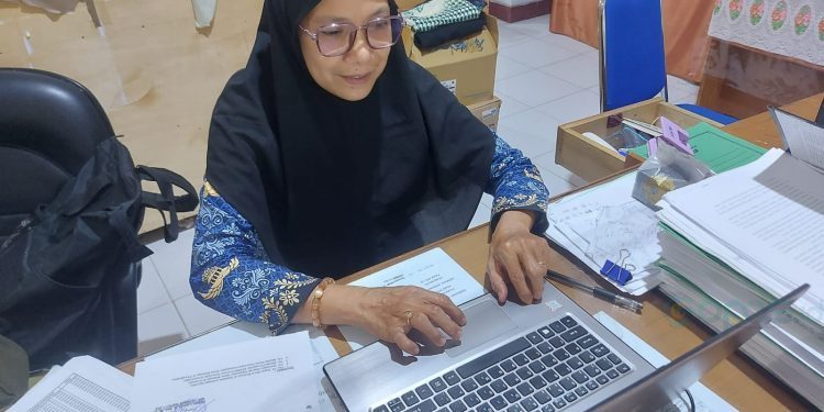 Kepala Seksi Keluarga Berencana DinsosP3APPKB Bone Bolango, Sri Elen Daud saat diwawancarai di ruang kerjanya, Rabu (29/11/2023). (Foto Istimewa)