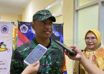 Sertu Laode Kalawara, salah seorang motivator program vasektomi saat diwawancarai usai mendampingi Akseptor Vasektomi menjalani operasi di RSUD Toto Kabila, Selasa (7/11/2023). (Foto Adit)