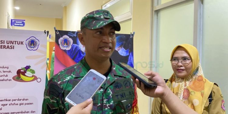 Sertu Laode Kalawara, salah seorang motivator program vasektomi saat diwawancarai usai mendampingi Akseptor Vasektomi menjalani operasi di RSUD Toto Kabila, Selasa (7/11/2023). (Foto Adit)