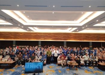 Bupati Hamim Pou saat foto bersama dengan para pejabat perencanaan pada pembukaan Coaching Clinic Penyusunan RKA SKPD tahun 2024 di The Sentra Manado Hotel, Selasa (31/10/2023). (Foto Indra/Gopos)