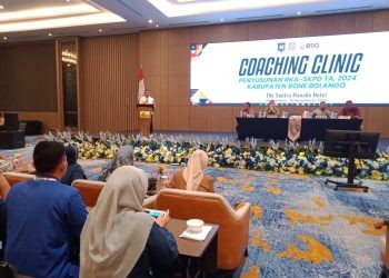 Bupati Hamim Pou saat membuka kegiatan Coaching Clinic Penyusunan RKA SKPD tahun anggaran 2024 yang dilaksanakan di The Sentra Manado Hotel, Selasa (31/10/2023). (Foto Indra/Gopos)