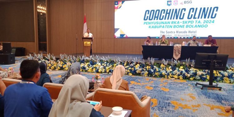 Bupati Hamim Pou saat membuka kegiatan Coaching Clinic Penyusunan RKA SKPD tahun anggaran 2024 yang dilaksanakan di The Sentra Manado Hotel, Selasa (31/10/2023). (Foto Indra/Gopos)