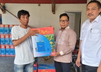 Anggota DPRD Provinsi Gorontalo, Irwan Mamesah menyerahkan secara simbolis bantuan hand sprayer kepada petani di Bone Bolango, Rabu (1/11/2023) (muhajir/gopos)