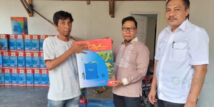 Anggota DPRD Provinsi Gorontalo, Irwan Mamesah menyerahkan secara simbolis bantuan hand sprayer kepada petani di Bone Bolango, Rabu (1/11/2023) (muhajir/gopos)