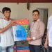 Anggota DPRD Provinsi Gorontalo, Irwan Mamesah menyerahkan secara simbolis bantuan hand sprayer kepada petani di Bone Bolango, Rabu (1/11/2023) (muhajir/gopos)