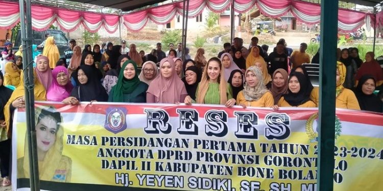 Anggota DPRD Provinsi Gorontalo, Yeyen Sidiki saat melaksanakan reses di Desa Ulanta, Kecamatan Suwawa, Kabupaten Bone Bolango, Rabu (1/11/2023) (muhajir/gopos)