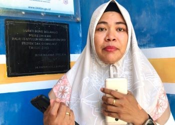 PLKB Kecamatan Kabila, Amalia Laode Syarifudin saat diwawancarai usai melakukan penyuluhan kepada masyarakat di Balai Penyuluhan Kecamatan Kabila, Rabu (01/11/2023). (Foto Amalia)