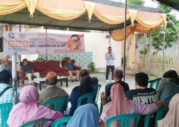 Anggota DPRD Provinsi Gorontalo, Irwan Mamesah saat melaksanakan reses di Desa Talulobutu Selatan, Kecamatan Tapa, Kabupaten Bone Bolango, Kamis (2/11/2023). (muhajir/gopos)