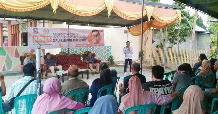 Anggota DPRD Provinsi Gorontalo, Irwan Mamesah saat melaksanakan reses di Desa Talulobutu Selatan, Kecamatan Tapa, Kabupaten Bone Bolango, Kamis (2/11/2023). (muhajir/gopos)