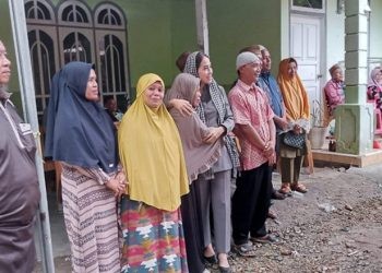 Anggota DPRD Provinsi Gorontalo, Yeyen Sidiki saat melaksanakan reses di Desa Tilangobula, Kecamatan Suwawa Timur, Kamis (2/11/2023). (istimewa)