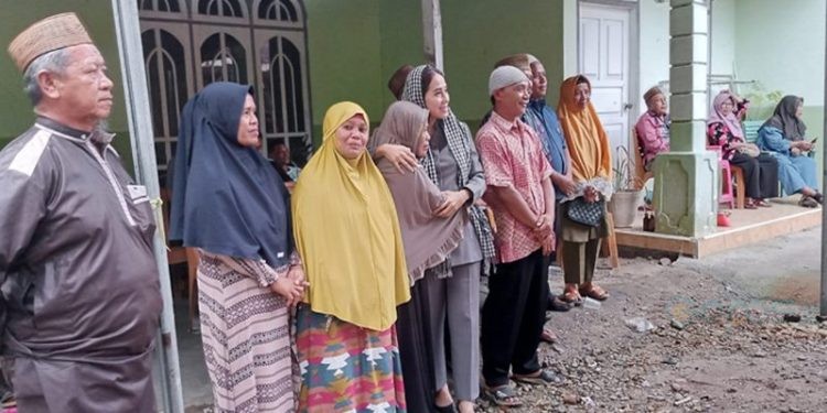 Anggota DPRD Provinsi Gorontalo, Yeyen Sidiki saat melaksanakan reses di Desa Tilangobula, Kecamatan Suwawa Timur, Kamis (2/11/2023). (istimewa)