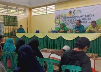 Pemerintah Kota Gorontalo melalui Dinas Pangan Kota Gorontalo salurkan bantuan pangan untuk penuntasan kemiskinan yang ada di Kota Gorontalo. Penyerahan di laksanakan di aula kantor kecamatan Kota Barat, kamis (02/11/2023)