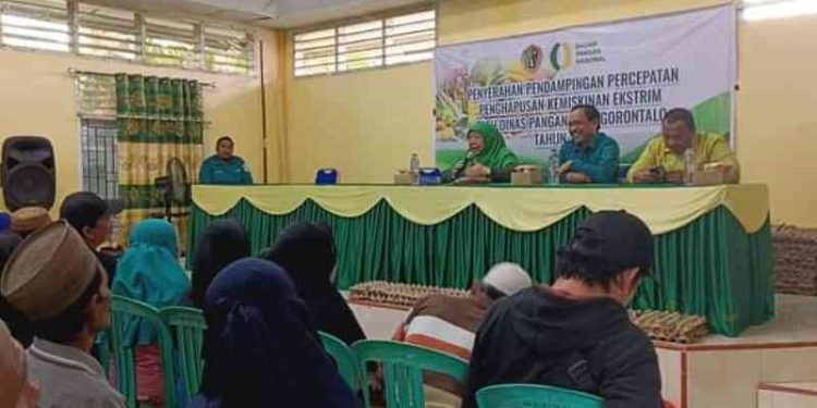 Pemerintah Kota Gorontalo melalui Dinas Pangan Kota Gorontalo salurkan bantuan pangan untuk penuntasan kemiskinan yang ada di Kota Gorontalo. Penyerahan di laksanakan di aula kantor kecamatan Kota Barat, kamis (02/11/2023)