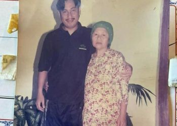 Hamim Pou kala foto bersama dengan Almarhumah sang ibu, Khajarah Van Gobel. (Foto Istimewa)