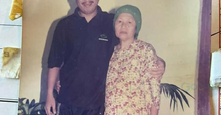 Hamim Pou kala foto bersama dengan Almarhumah sang ibu, Khajarah Van Gobel. (Foto Istimewa)