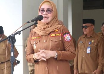Bupati Bone Bolango, Merlan S. Ulolo saat menjadi pembina pada apel kerja. (Foto Yudi/Sespri)