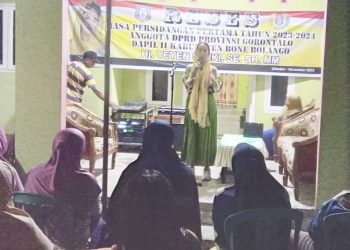 Anggota DPRD Provinsi Gorontalo, Yeyen Sidiki saat melaksanakan reses di Desa Bendungan, Kecamatan Tapa, Jumat (3/11/2023) (istimewa)