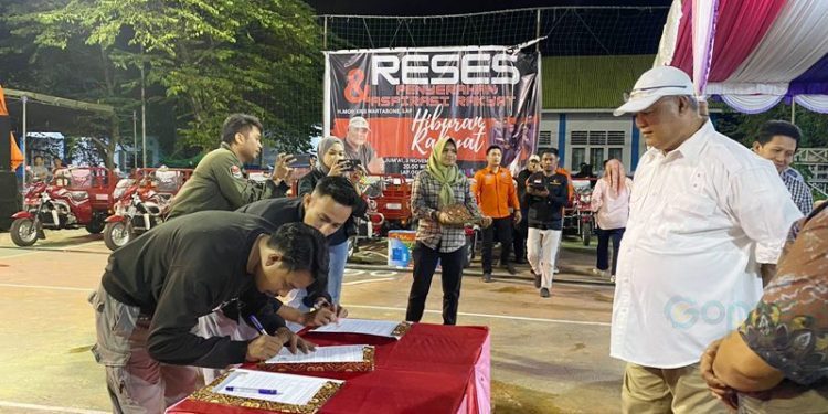 Penandatanganan berita acara penyerahan kendaraan viar kepada masyarakat Bone Bolango pada reses masa jeda sidang pertama tahun 2023-2024, Jumat (3/11/2023) (afni for gopos)