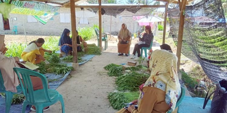 Anggota DPRD Provinsi Gorontalo, Yeyen Sidiki saat melaksanakan kunjungan kerja untuk menyerap aspirasi kelompok tani di Kabupaten Bone Bolango, Senin ((7/11/2023) (istimewa)