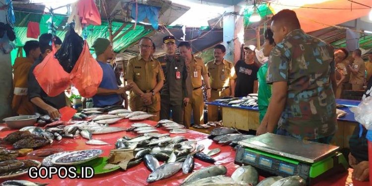 Pj Walikota Kotamobagu Asripan Nani, Sidak pasar Gengguang, Selasa 7 Novemer 2023. (Foto: Zakir)