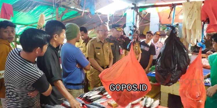 Pj Walikota Kotamobagu Asripan Nani Terima langsung keluhan Pasar Genggulang Kecamatan Kotamobagu Utara. Selasa 7 November 2023. (Foto: Zakir)