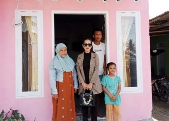 Anggota DPRD Provinsi Gorontalo, Yeyen Sidiki saat memonitoring penerima bantuan listrik gratis, Selasa (7/11/2023) (istimewa)