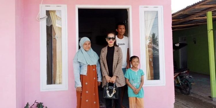 Anggota DPRD Provinsi Gorontalo, Yeyen Sidiki saat memonitoring penerima bantuan listrik gratis, Selasa (7/11/2023) (istimewa)